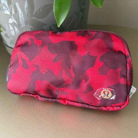Lululemon Red Multi Everywhere Belt Bag - Picture 1 of 8